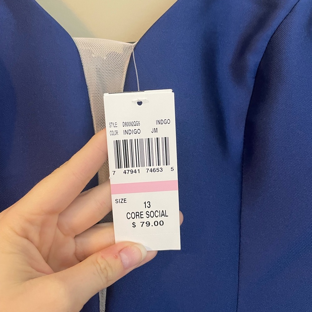 Elegant Blue Sleeveless Dress - Picture 2 of 4